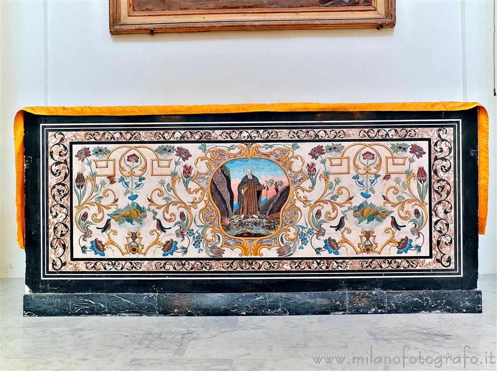 Mondaino (Rimini, Italy) - Scagliola frontal in the Church of Archangel Michael